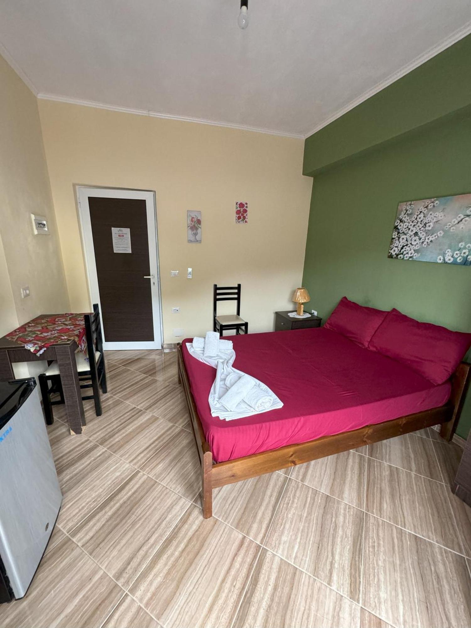 Adrian Agustin Rooms Lukove Luaran gambar