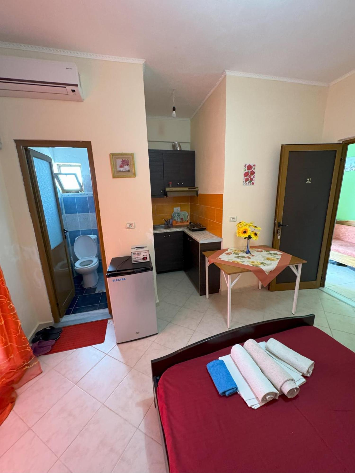 Adrian Agustin Rooms Lukove Luaran gambar