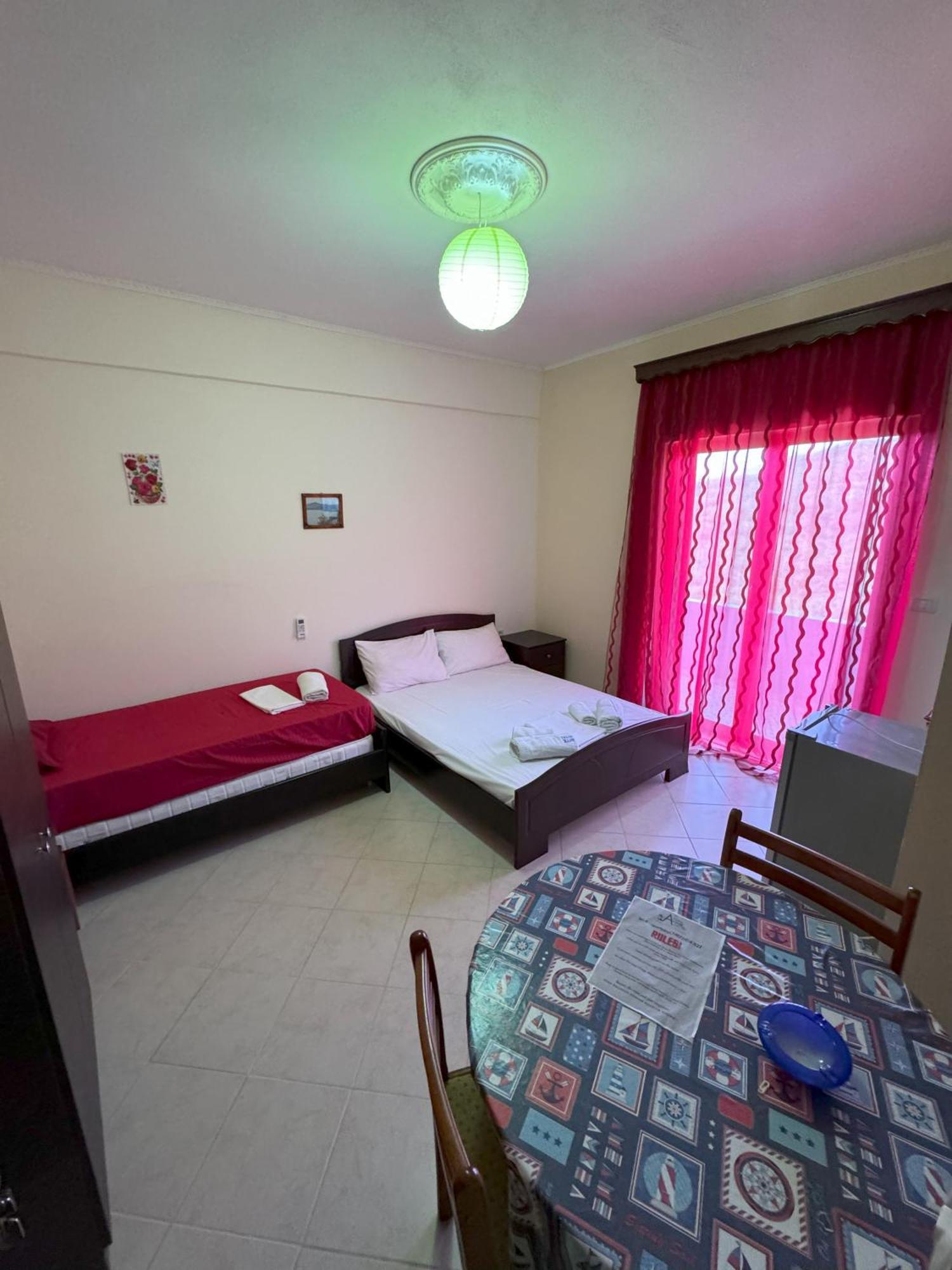 Adrian Agustin Rooms Lukove Luaran gambar