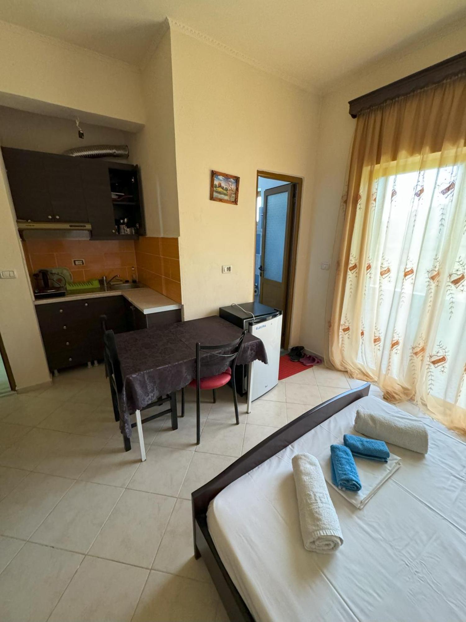 Adrian Agustin Rooms Lukove Luaran gambar