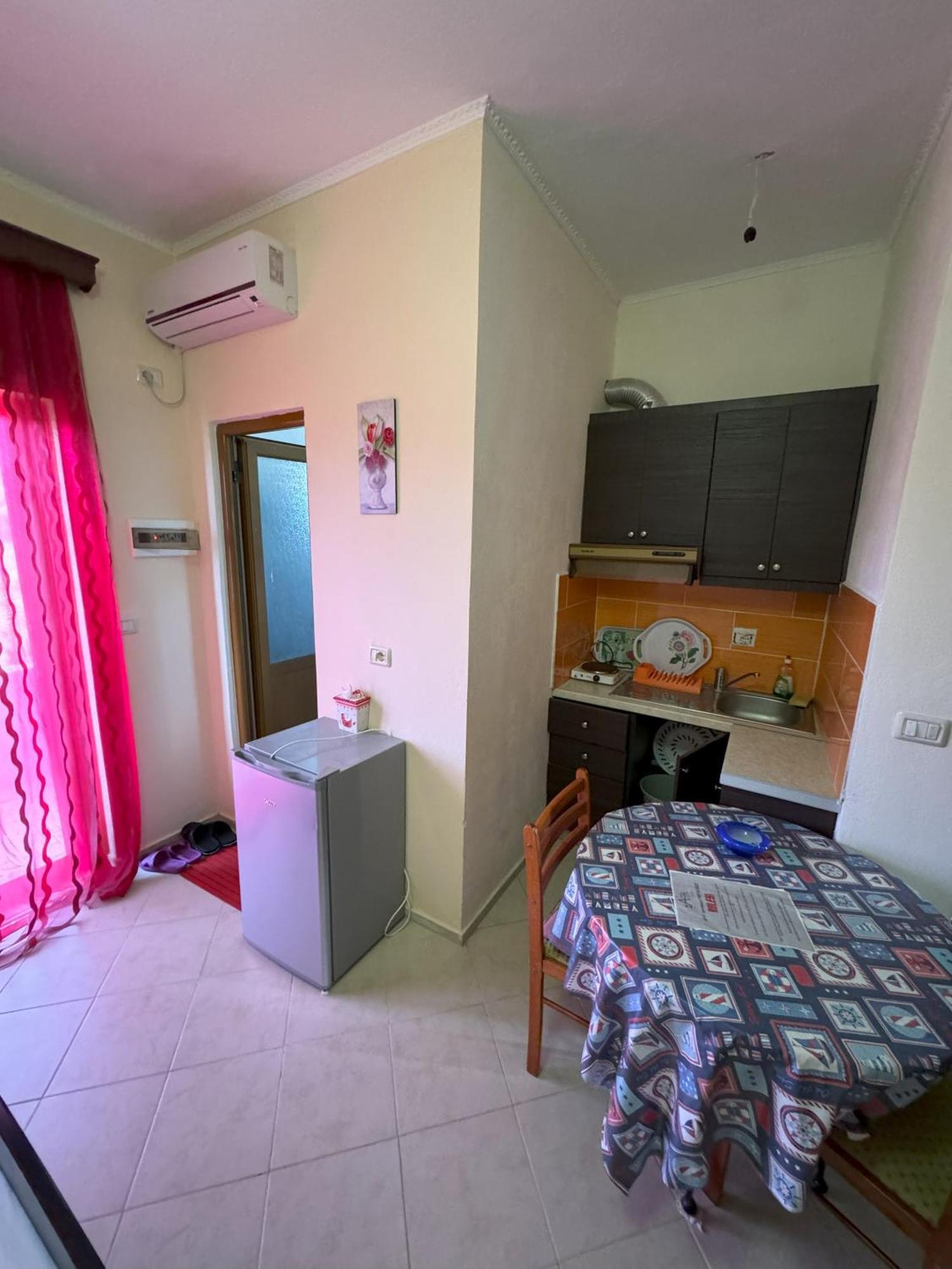 Adrian Agustin Rooms Lukove Luaran gambar