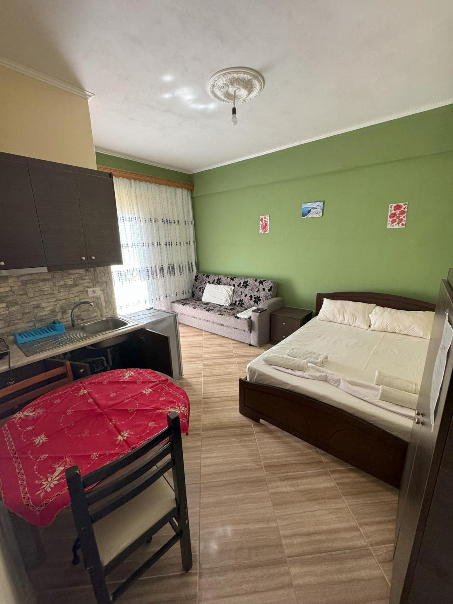 Adrian Agustin Rooms Lukove Luaran gambar