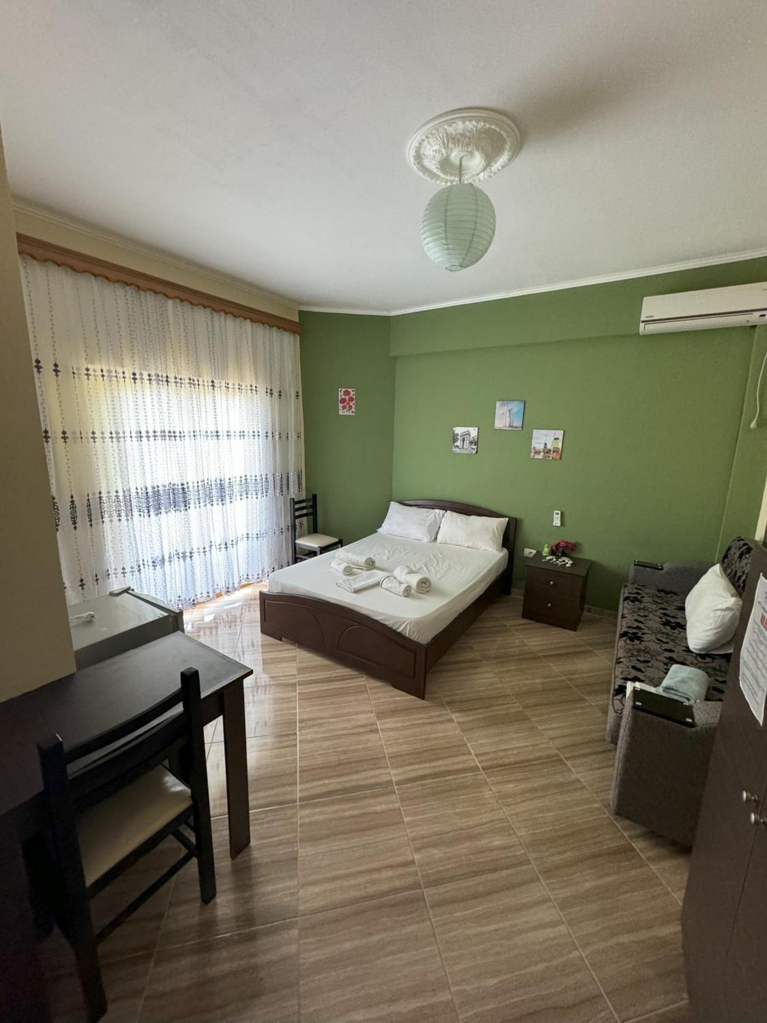 Adrian Agustin Rooms Lukove Luaran gambar